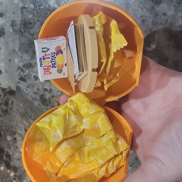 Miniverse SpongeBob SquarePants Pretty Patties - Picture 3 of 4